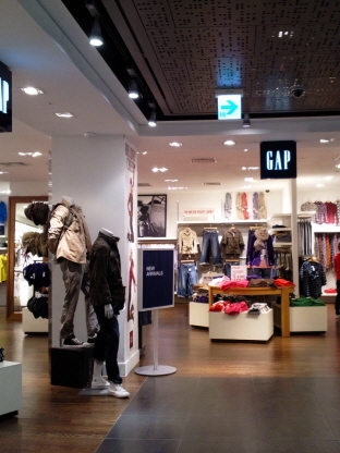 신촌현대 백화점 GAP 매장