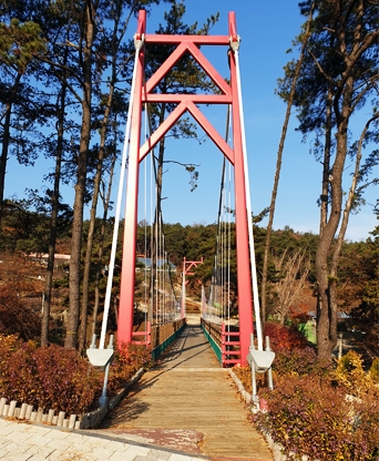 예산 봉수산수목원 출렁다리