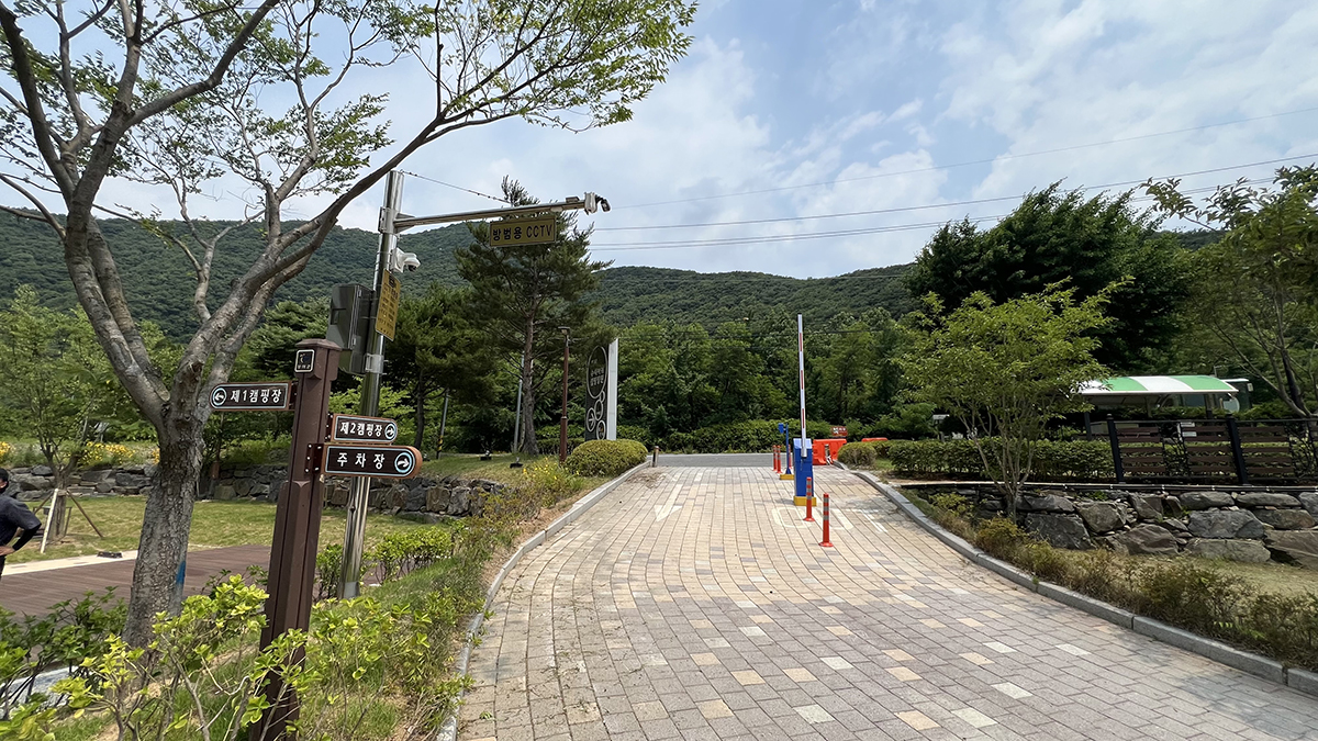 부여 수리바위캠핑정원_정문1.jpg